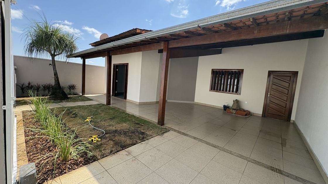 Varanda coberta e jardim da casa