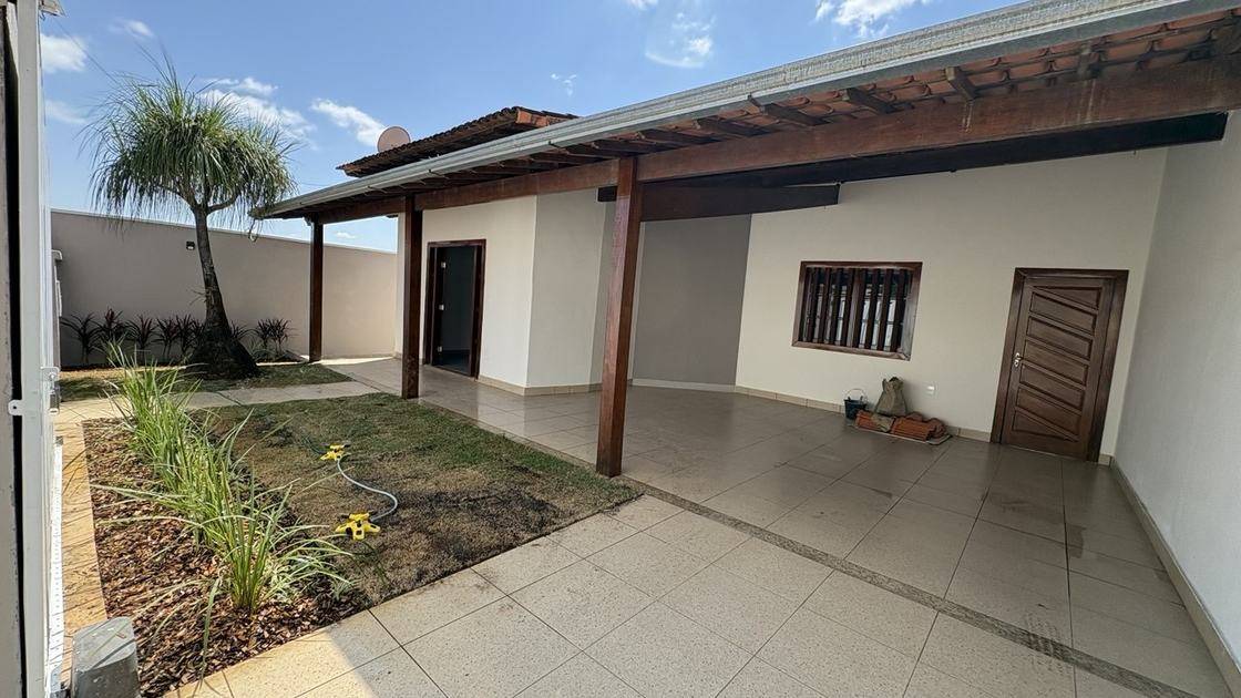 Varanda coberta e jardim da casa de Sete Lagoas